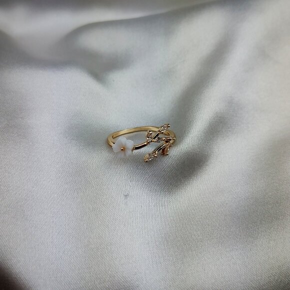 White Jasmine Crystal Ring - Picture 4 of 4